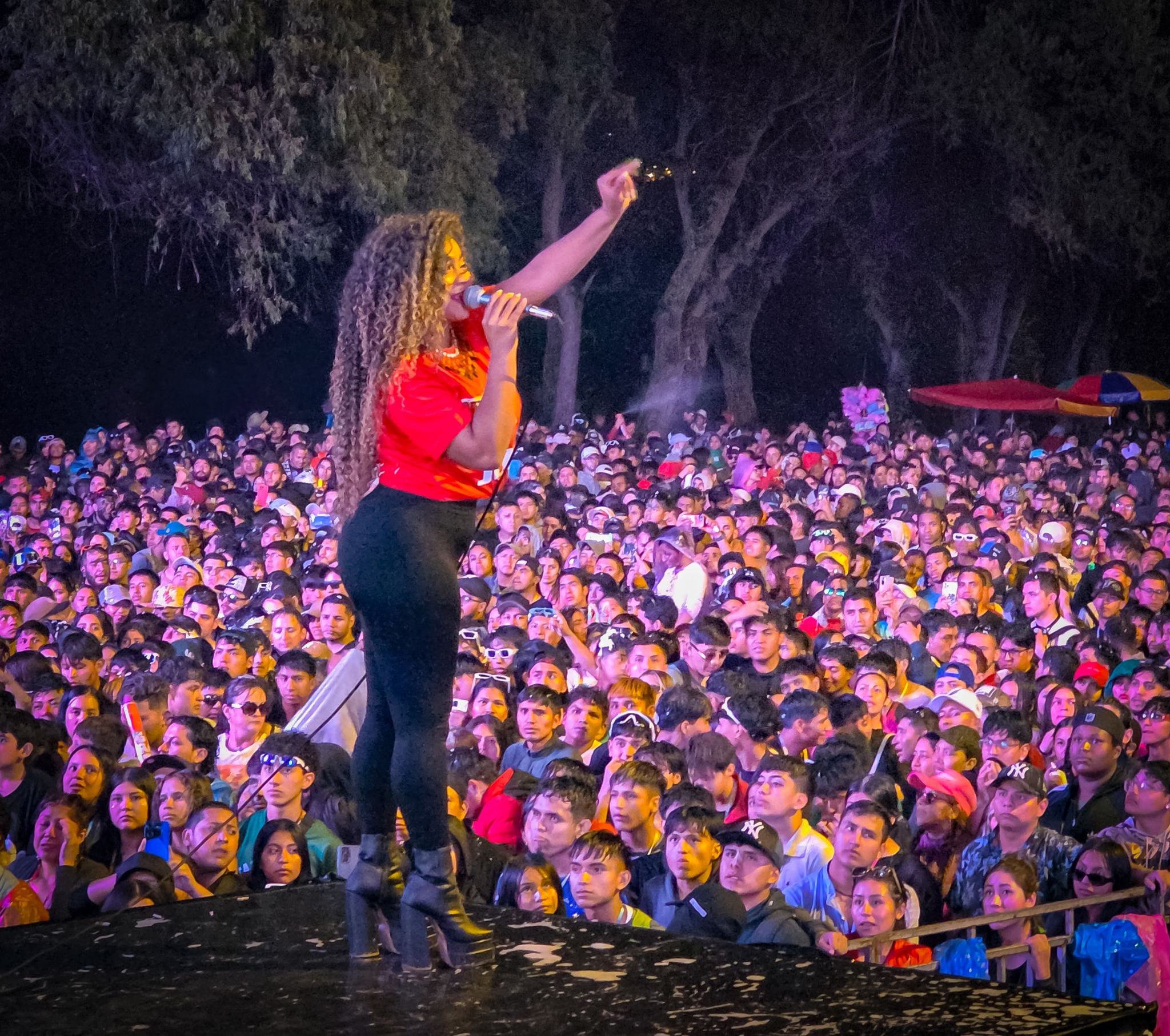 Miles de personas disfrutando del Carnaval Paute en el parque lineal más largo del Austro Tarima principal del Carnaval del Río Paute con luces y sonido profesional