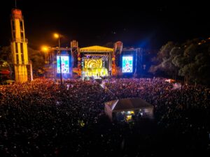 Miles de personas disfrutando del Carnaval Paute en el parque lineal más largo del Austro Tarima principal del Carnaval del Río Paute con luces y sonido profesional