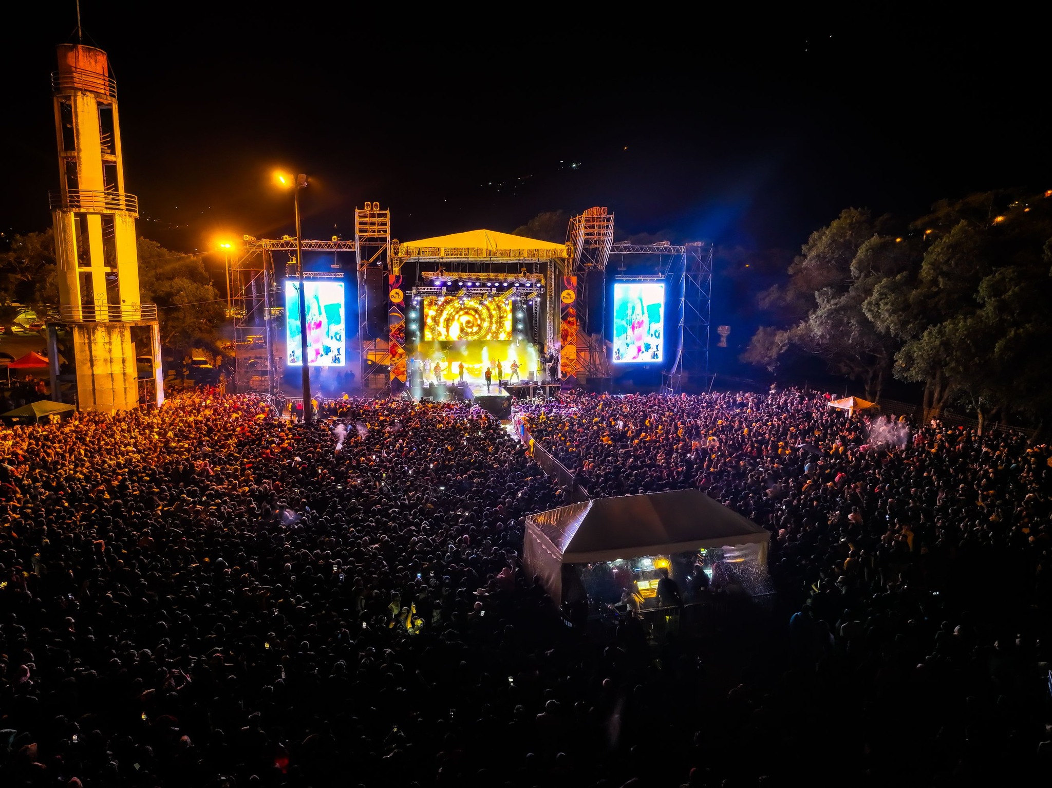 Miles de personas disfrutando del Carnaval Paute en el parque lineal más largo del Austro Tarima principal del Carnaval del Río Paute con luces y sonido profesional